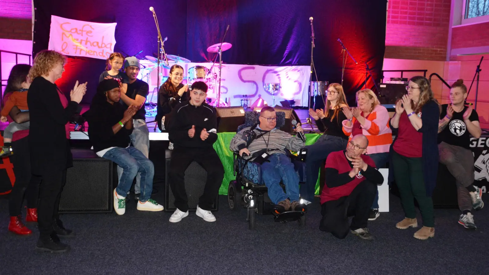 Die Stimmung war bestens beim Festival in der Turnhalle. Viel Applaus erhielt Matthias Kümpflein (im Rollstuhl) für seine spontane Spende an den Helferkreis Wilburgstetten. (Foto: Peter Tippl)