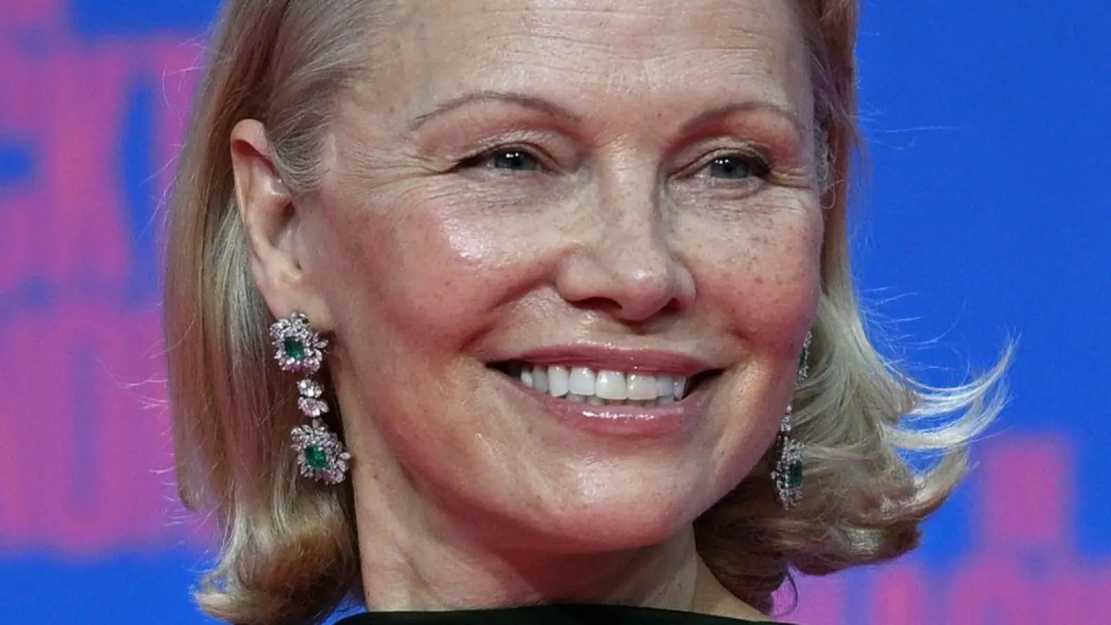 Pamela Anderson spielt im Film „Rosebush Pruning“ mit, der im Wettbewerb läuft. (Archivbild) (Foto: Jens Kalaene/dpa)