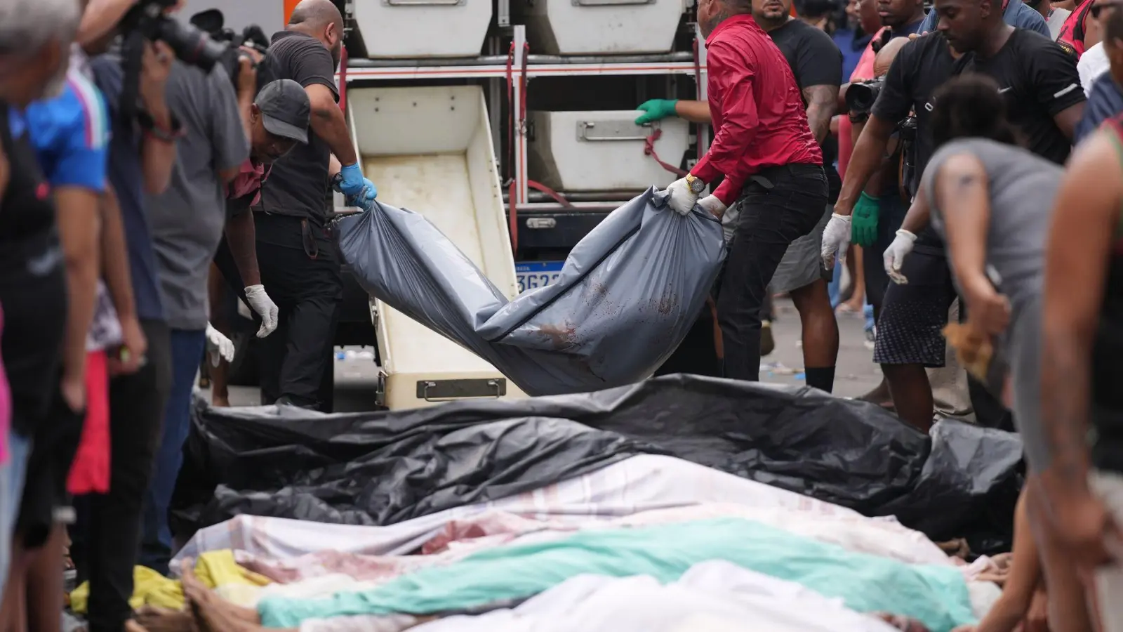 Anwohner reihen Dutzende Leichen auf der Hauptstraße der Favela Penha auf.  (Foto: Silvia Izquierdo/AP/dpa)
