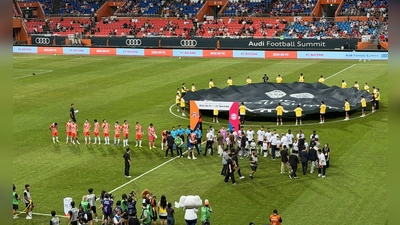 Beim dritten Testspiel der Saison musste der FC Bayern mit großer Hitze klarkommen. (Foto: Christian Kunz/dpa)