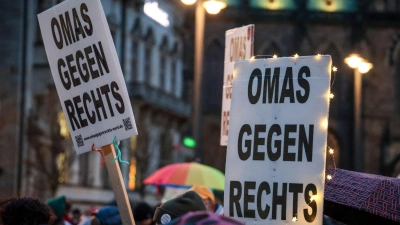 Die Initiative Omas gegen Rechts wird gleich in zwei Bundesländern geehrt - gemeinsam mit einem Musikprojekt in Dresden. (Archivbild) (Foto: Focke Strangmann/dpa)