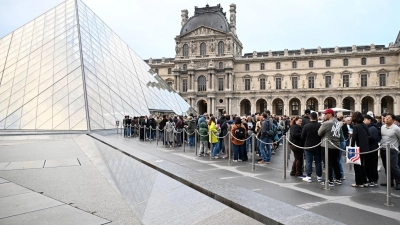Der Louvre wurde nach dem Einbruch für Besucher geschlossen. (Foto: Emma Da Silva/AP/dpa)