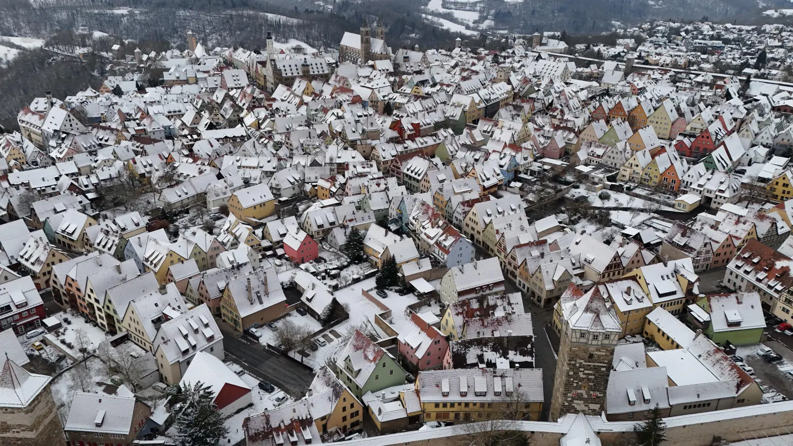 Hier ist die schneebedeckte Altstadt von oben zu sehen. Am Wochenende beschäftigen sich Führungen unter anderem auch mit „verborgenen Tiefen der Stadt“. Am Samstag, 22. Februar (15 Uhr), geht es in die „Unterwelten der Herrngasse“. (Foto: Thomas Hörber)