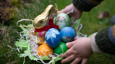 Schoko-Osterhasen sind ein beliebtes Geschenk zum Osterfest. (Archivbild) (Foto: Hendrik Schmidt/dpa)