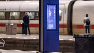 Im November war erneut fast jeder zweite Fernzug verspätet unterwegs. (Archivbild) (Foto: Thomas Banneyer/dpa)