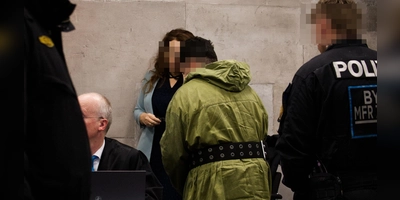 Polizisten waren an der Seite des Angeklagten, um ihn nach Todesdrohungen zu schützen. Er musste nicht nur Fußfesseln, sondern auch Handfesseln, die in einem breiten Gürtel fixiert waren, tragen, als er neben einer Dolmetscherin Platz nahm.  (Foto: René Chlopotowski)