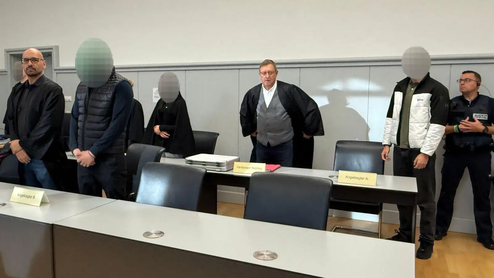 Im Raum steht der Verdacht, dass die vier jungen Menschen als sogenannte „Wegwerfagenten“ für einen bislang unbekannten Auftraggeber gehandelt haben könnten. (Foto: Nico Pointer/dpa)