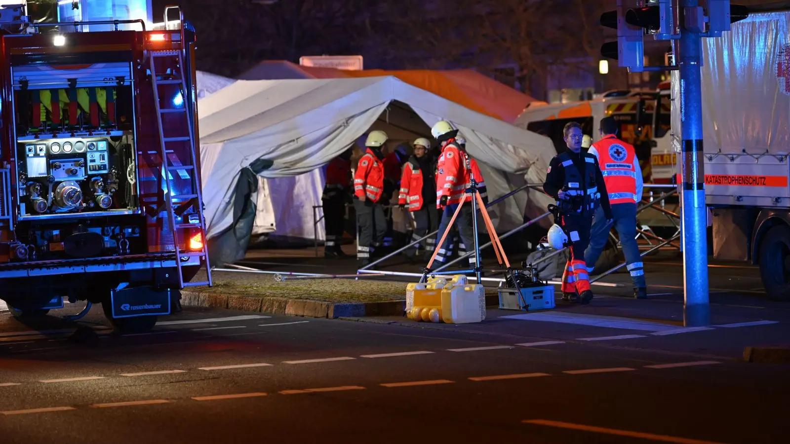 Einsatzkräfte von Rettungsdiensten sind im Einsatz bei einem Zelt für Verletze beim Weihnachtsmarkt in Magdeburg. (Foto: Heiko Rebsch/dpa)