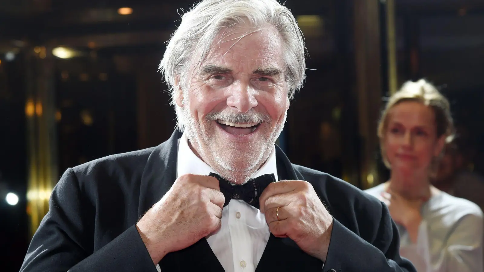 Der Schauspieler Peter Simonischek kommt zum Eröffnungsempfang des Filmfests München zum Hotel Bayerischer Hof. (Foto: Tobias Hase/dpa/Archivbild)