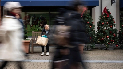 Shopper sind unterwegs am McArthurGlen Designer Outlet am Boxing Day in Richmond, British Columbia, Kanada. (Foto: Ethan Cairns/The Canadian Press via AP/dpa)