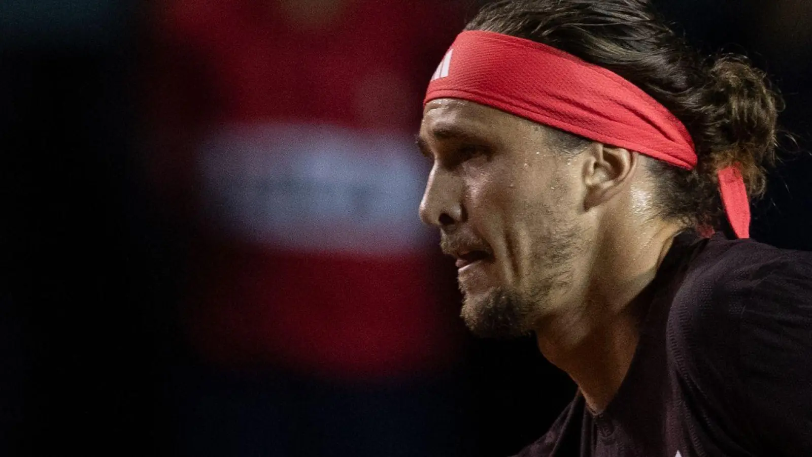 Bittere Enttäuschung bei Alexander Zverev nach dem erneuten Aus im Viertelfinale. (Foto: Wang Tiancong/Xinhua/dpa)