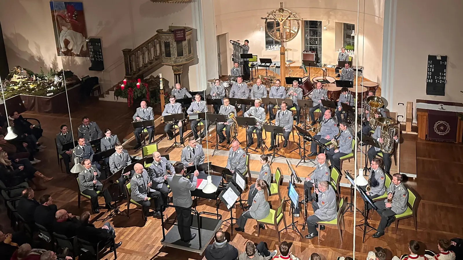 Das Heeresmusikkorps aus Veitshöchheim spielte in der Dinkelsbühler St.-Pauls-Kirche. Der Erlös ist für die Jugendarbeit der Knabenkapelle bestimmt. (Foto: Martina Haas)