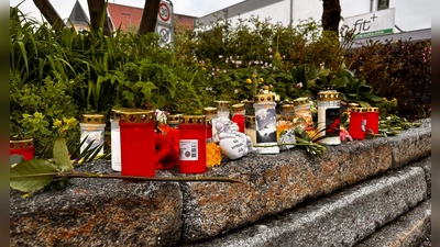 Blumen und Kerzen im Stadtzentrum von Immenstadt im Allgäu nach dem Tod eines Obdachlosen. (Foto: Lisa Hild/dpa)