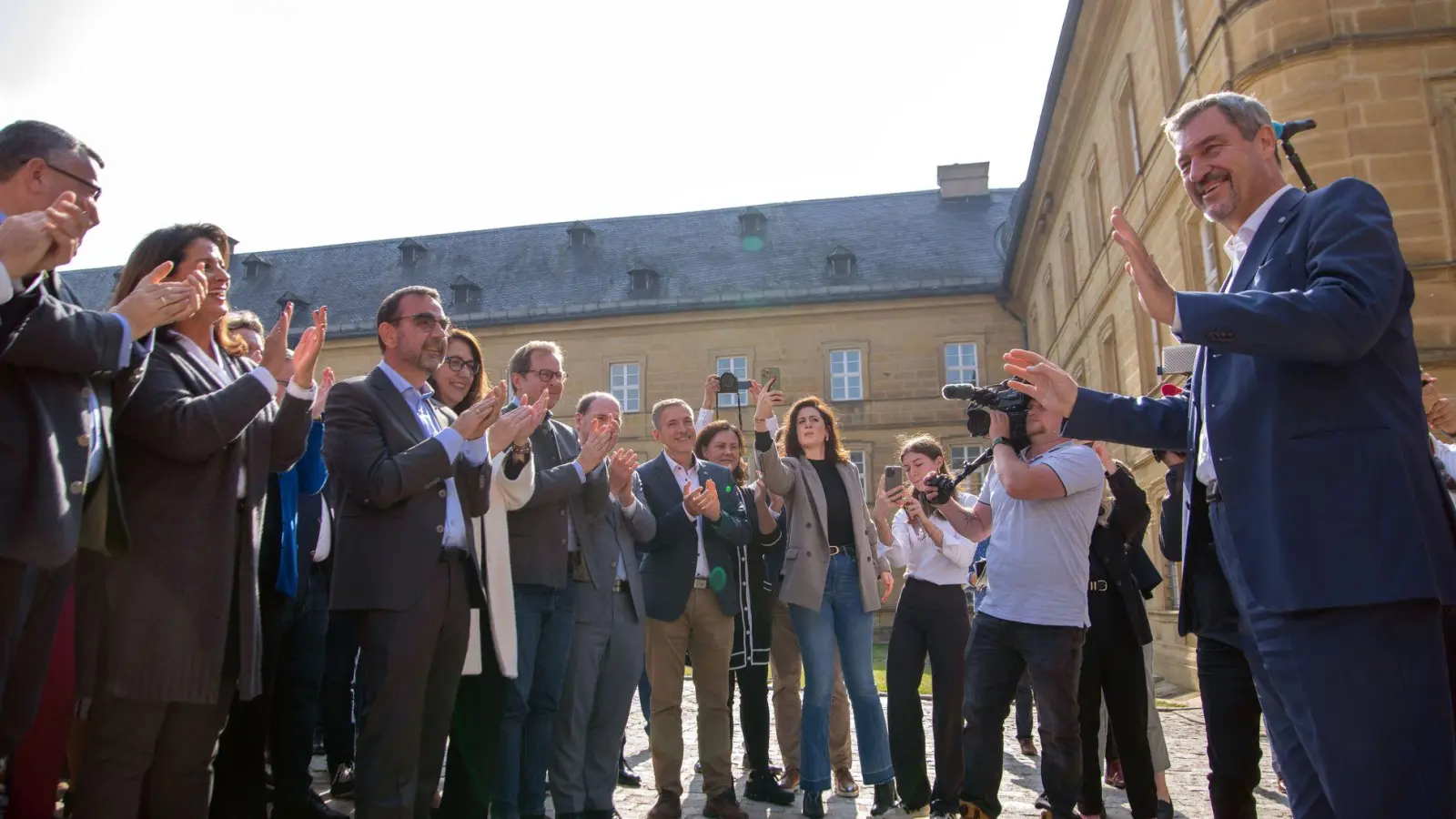 Nahezu die komplette CSU-Landtagsfraktion begrüßte Ministerpräsident Markus Söder Beifall klatschend in Kloster Banz bei seiner Rückkehr aus Berlin.  (Foto: Pia Bayer/dpa)