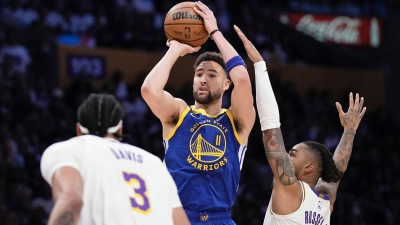 Guard Klay Thompson (M) wirft im Duell gegen sein zukünftiges Franchise auf den Korb. (Foto: Mark J. Terrill/AP/dpa)