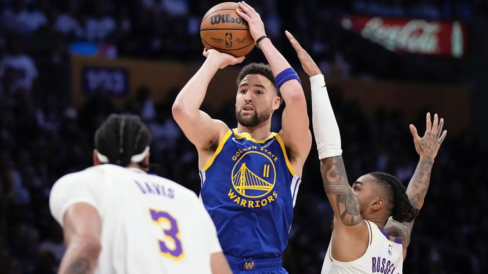 Guard Klay Thompson (M) wirft im Duell gegen sein zukünftiges Franchise auf den Korb. (Foto: Mark J. Terrill/AP/dpa)