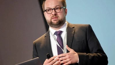 Oliver Nachtwey bekommt den Preis gemeinsam mit der Autorin Carolin Amlinger (Archiv).  (Foto: Britta Pedersen/dpa-Zentralbild/dpa)