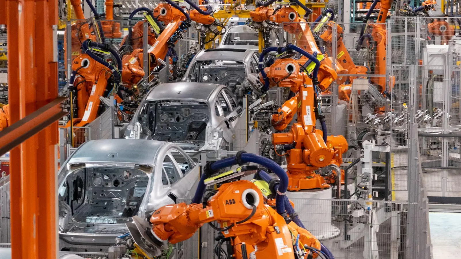 Obwohl der Autoexport eingebrochen ist, legt der bayerische Außenhandel insgesamt zu. (Symbolbild) (Foto: Daniel Josling/dpa)