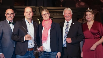 Gruppenbild mit „Cobra“: Landrats-Stellvertreter Reinhard Streng (Zweiter von rechts) übergab den gleichnamigen Weindekanter als Ehrenpreis des Landkreises im Beisein von Artur Steinmann, Präsident des Weinbauverbands Franken (links) und Frankens Weinkönigin Antonia Kraiß (rechts) an Thomas und Verena Düll. (Foto: Rudi Merkl)