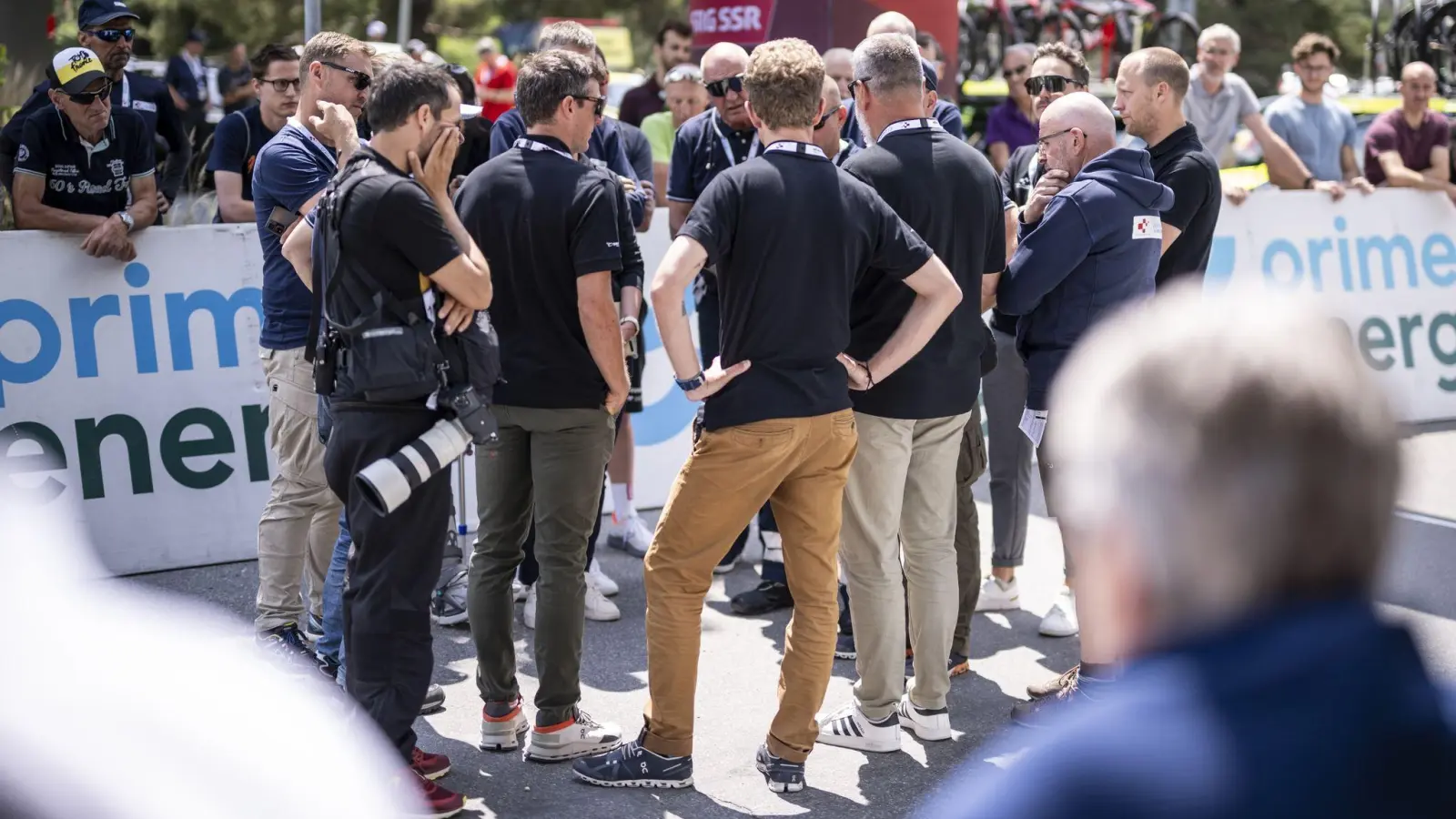 Die Mitglieder des Tour-Organisationskomitees im Gespräch, nachdem sie vom Tod des gestürzten Rennfahrers Gino Mäder erfahren haben. (Foto: Gian Ehrenzeller/KEYSTONE/dpa)