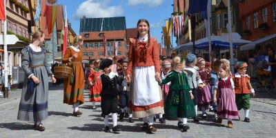 Retteten die Stadt vor Plünderung und Brandschatzung durch die Schweden: die Kinderlore samt Kinder Dinkelsbühls.  (Foto: Peter Tippl)