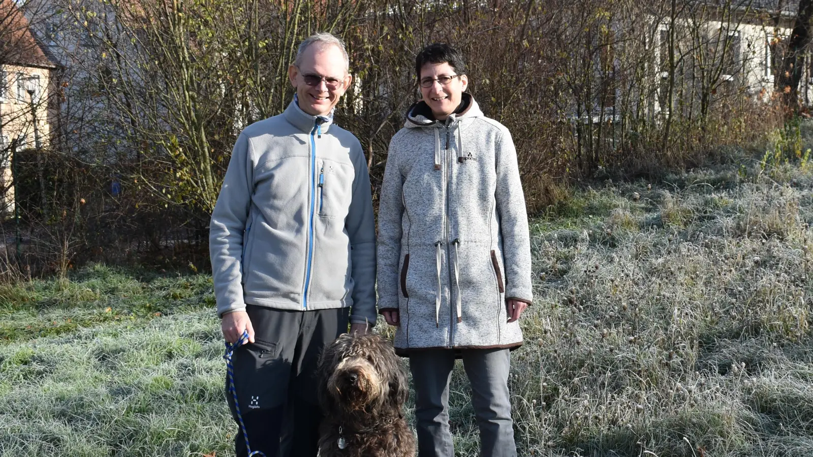 Christiane und Christian Schäfer, hier mit Hund Ennio, freuen sich auf die neuen Herausforderungen. Die Pfarrerin tritt eine neue Stelle in Emskirchen an, ihr Mann wird als Springer tätig sein. (Foto: Ute Niephaus )