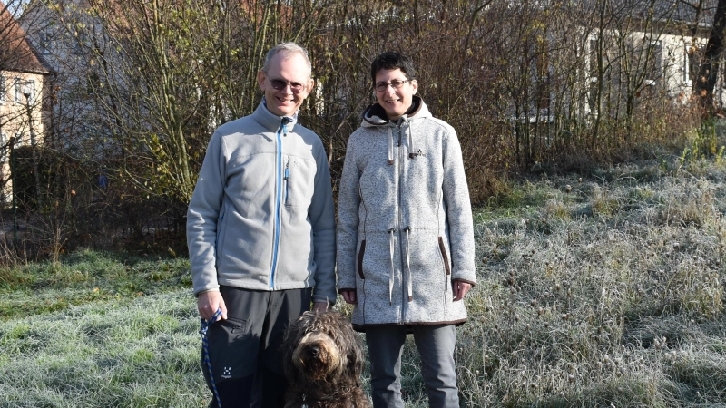 Christiane und Christian Schäfer, hier mit Hund Ennio, freuen sich auf die neuen Herausforderungen. Die Pfarrerin tritt eine neue Stelle in Emskirchen an, ihr Mann wird als Springer tätig sein. (Foto: Ute Niephaus )