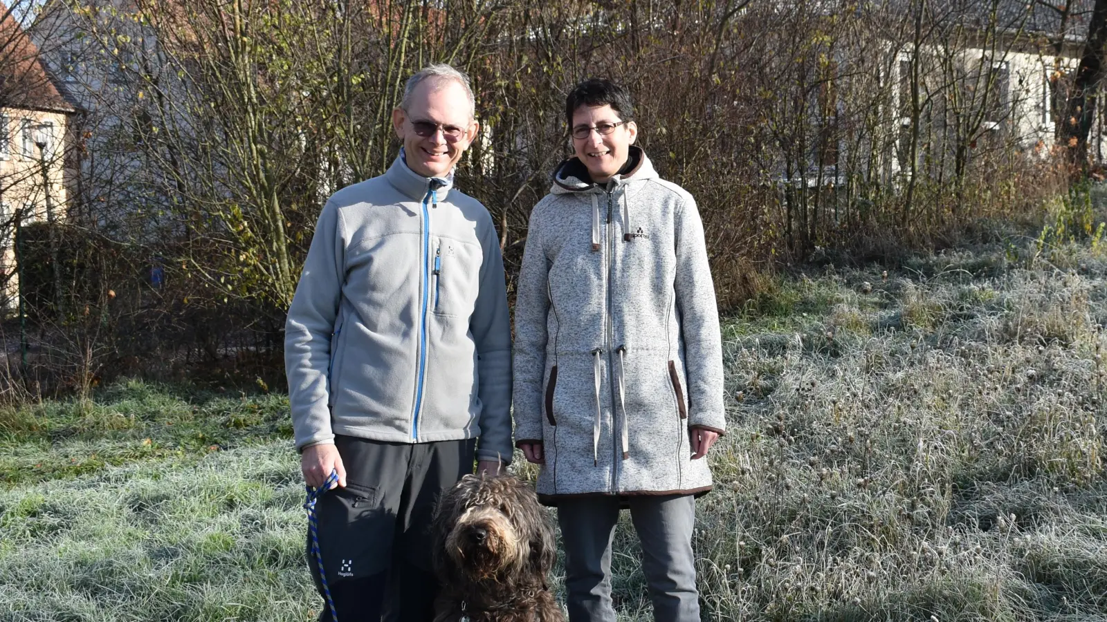Christiane und Christian Schäfer, hier mit Hund Ennio, freuen sich auf die neuen Herausforderungen. Die Pfarrerin tritt eine neue Stelle in Emskirchen an, ihr Mann wird als Springer tätig sein. (Foto: Ute Niephaus )