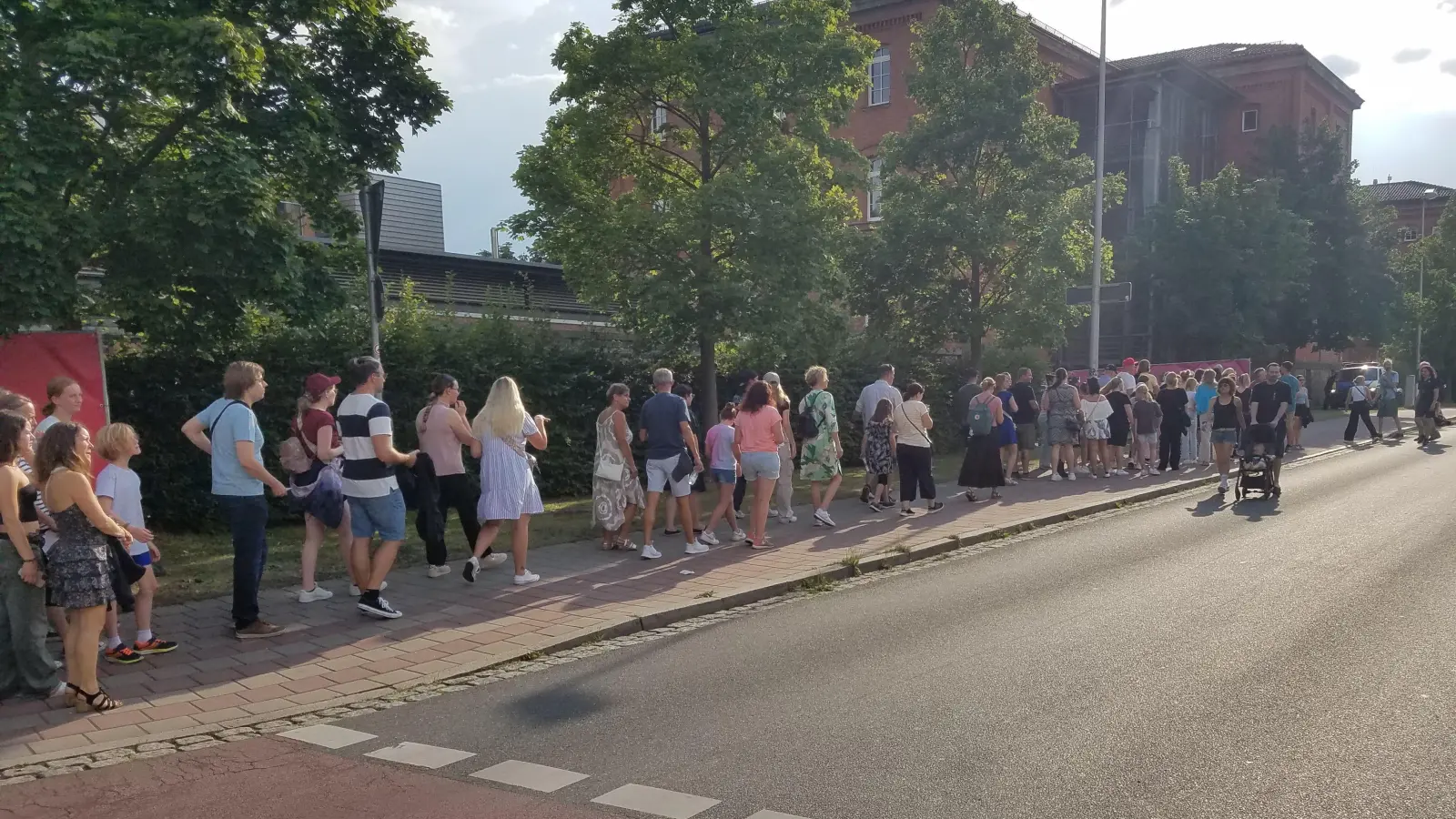 Lang war die Schlange vor dem Einlass auf den Campus. Wegen der Absage von Lena öffnete sich das Tor für die Besucher mit einer halben Stunde Verzögerung erst um 18 Uhr. (Foto: Philipp Zimmermann)