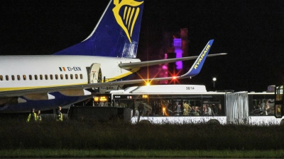 Das Unwetter über Süddeutschland zwang eine Ryanair-Maschine zum außerplanmäßigen Stopp. (Foto: Jason Tschepljakow/dpa/dpa-tmn)