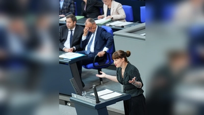 Wer hat&#39;s gemacht? Sie hat&#39;s gemacht. Reichinnek löst das Renten-Dilemma der Koalition. (Foto: Michael Kappeler/dpa)