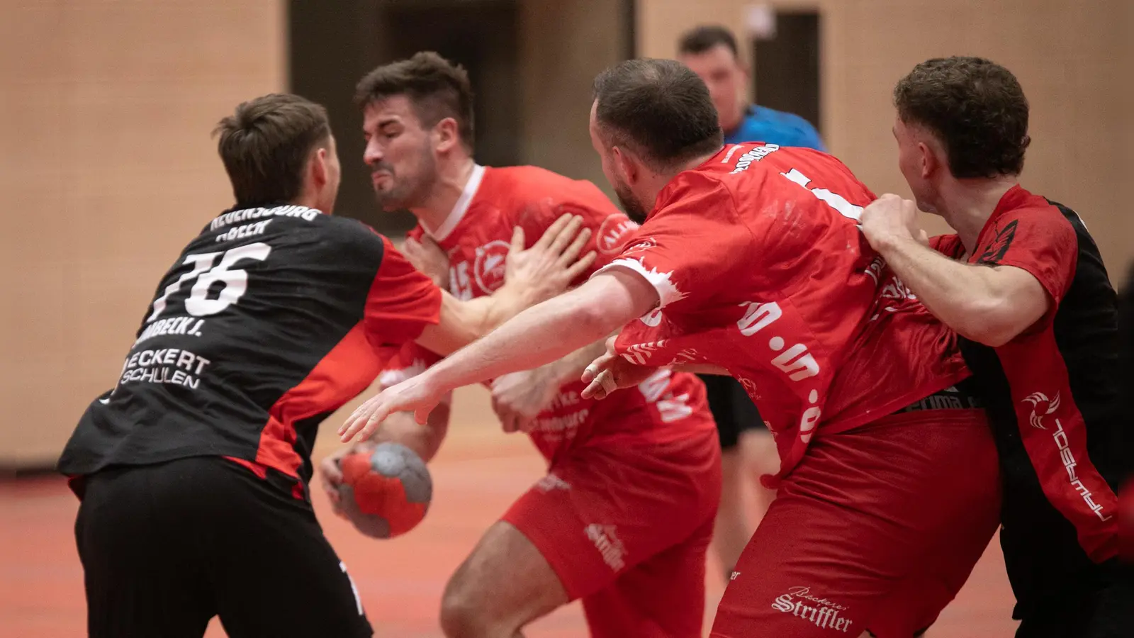 Daniel Laugner (mit Ball) traf viermal, Nedim Jasarevic (in rot daneben) fünfmal gegen die SG Regensburg (links Johannes Simbeck, rechts Simon Sehnke). (Foto: Markus Zahn)