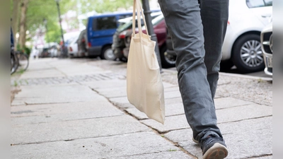 Am besten ist es für die Umwelt, wenn der Stoffbeutel möglichst viel und oft zum Einsatz kommt. (Foto: Andrea Warnecke/dpa-tmn)