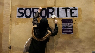 Unterstützungsbotschaft für Vergewaltigungsopfer Pelicot in Avignon. (Foto: Lewis Joly/AP/dpa)