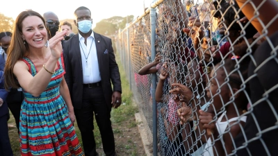 Die Herzogin von Cambridge winkt Kindern während eines Besuchs in Trench Town, dem Geburtsort des Reggae in Kingston, Jamaika, am vierten Tag ihrer Tour durch die Karibik im Namen der Königin anlässlich ihres Platinjubiläums zu. (Foto: Chris Jackson/PA Wire/dpa)