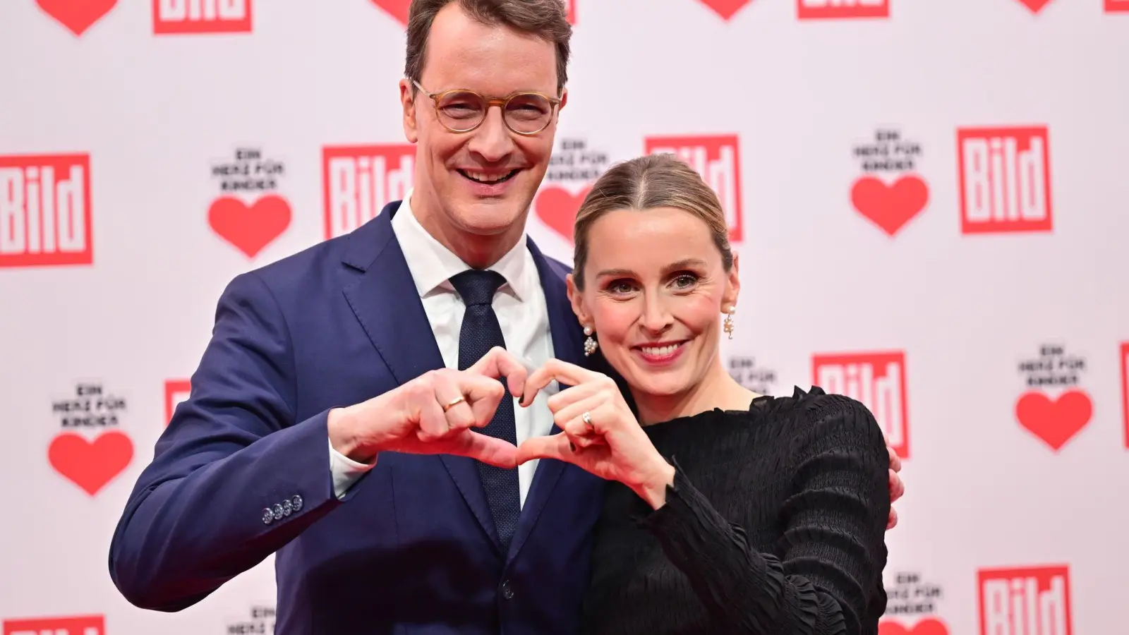 Hendrik Wüst (CDU) und seine damals noch schwangere Frau Katharina bei der Gala „Ein Herz für Kinder“ (Archivfoto) (Foto: Sebastian Christoph Gollnow/dpa)