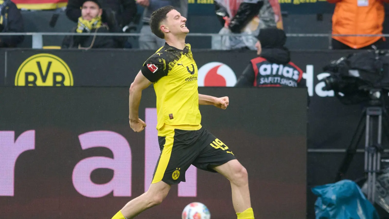 Hat Grund zum Jubeln: Dortmunds Talent Luca Reggiani. (Archivbild) (Foto: Bernd Thissen/dpa)