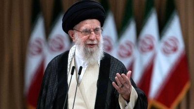 Trat mit neuen Drohungen gegen die USA an die Öffentlichkeit: Iran Religionsführer Ajatollah Ali Chamenei. (Foto: Vahid Salemi/AP/dpa)