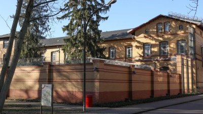 Eines der Gebäude vom Krankenhaus-Maßregelvollzug auf dem Gelände der Karl-Bonhoeffer-Nervenklinik. (Foto: Jörg Carstensen/dpa)