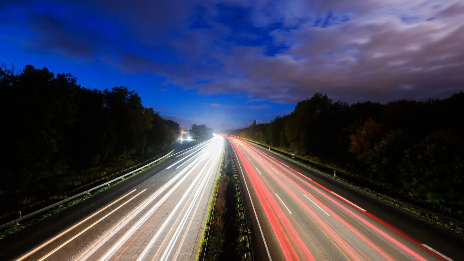 Eine Fahrt über die Autobahn - nicht für jeden erstrebenswert. (Illustration) (Foto: Julian Stratenschulte/dpa)
