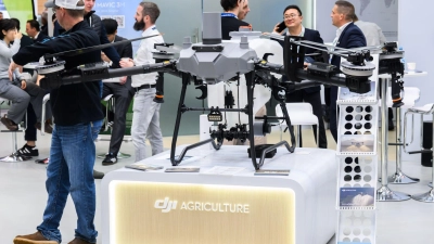 Eine Drohne des chinesischen Herstellers DJI. Die USA verhängen neue Zölle von bis zu 100 Prozent auf Drohnen aus dem Ausland. (Archivbild) (Foto: Julian Stratenschulte/dpa)