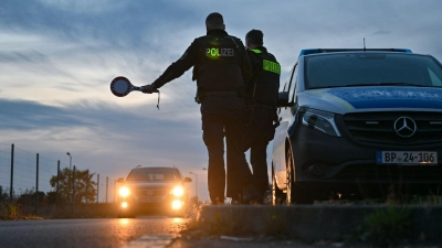 Im Kofferraum seines Autos hat ein Mann in der Nähe von Mittenwald mehrere Flüchtlinge nach Deutschland eingeschleust - sein Pkw war völlig überfüllt. (Symbolbild) (Foto: Patrick Pleul/dpa)