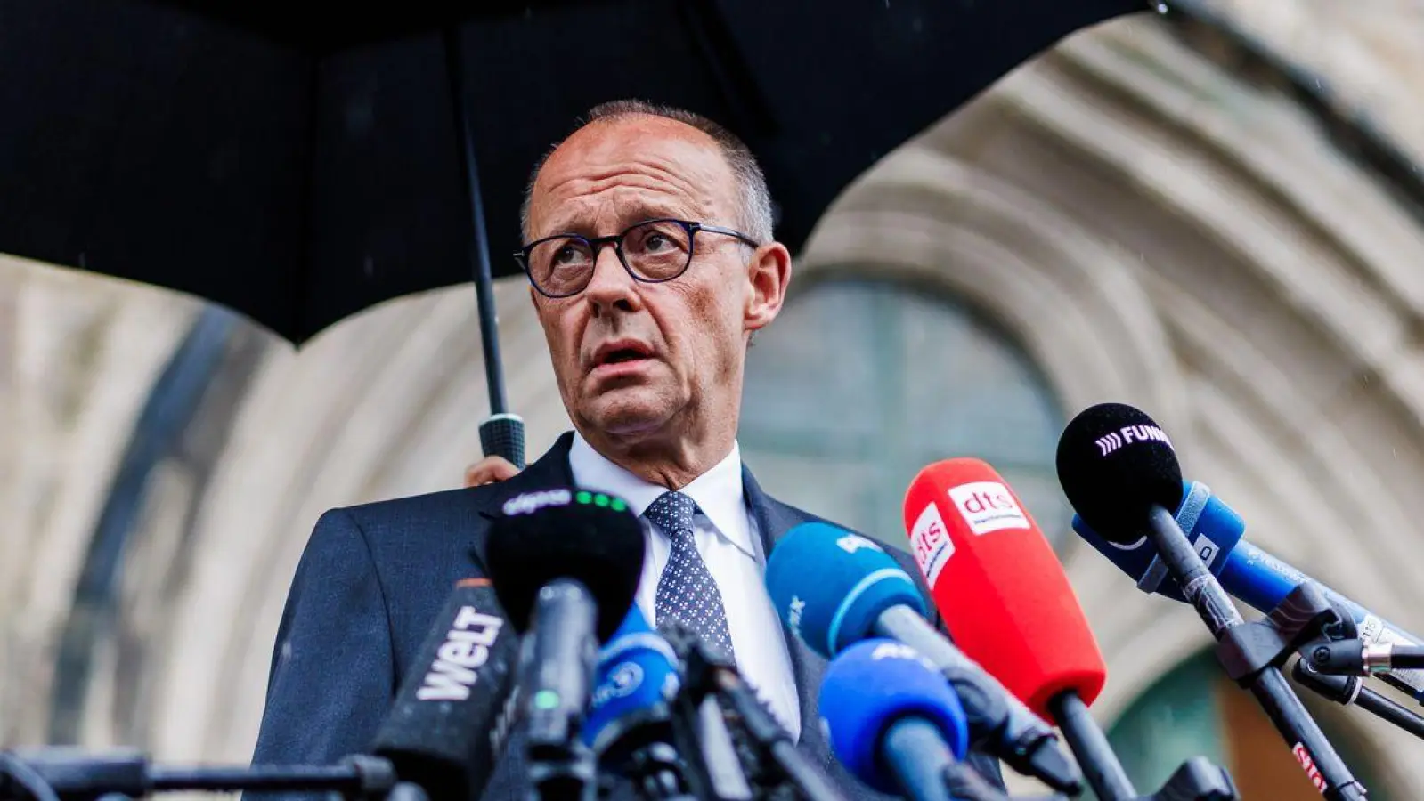 Friedrich Merz: Nicht von Taten wie Angriff beim CSD einschüchtern lassen.  (Foto: Christoph Soeder/dpa)