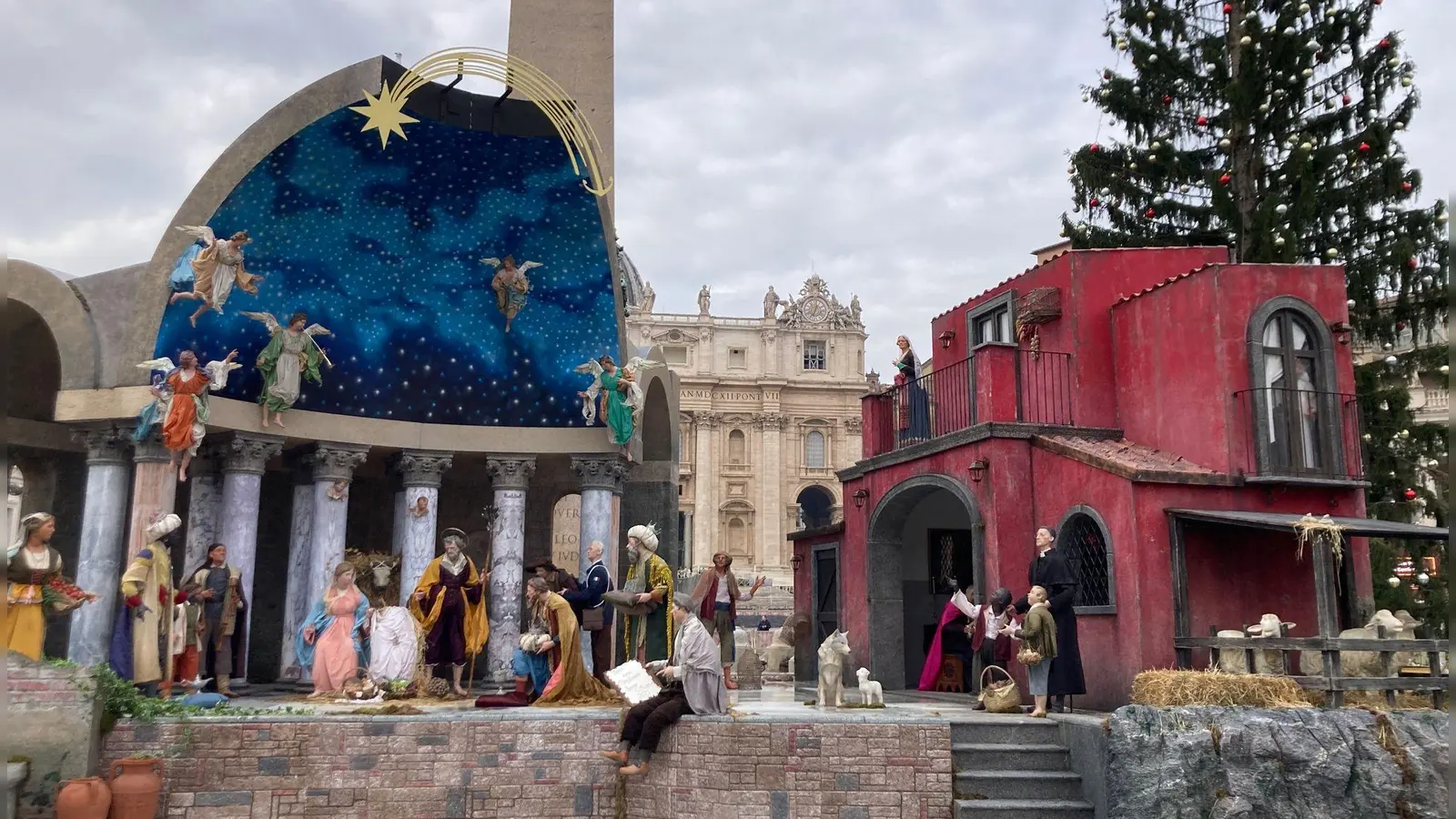 Die Krippe am Petersplatz lockt derzeit zahlreiche Besucher an.  (Foto: Sabine Dobel/dpa)