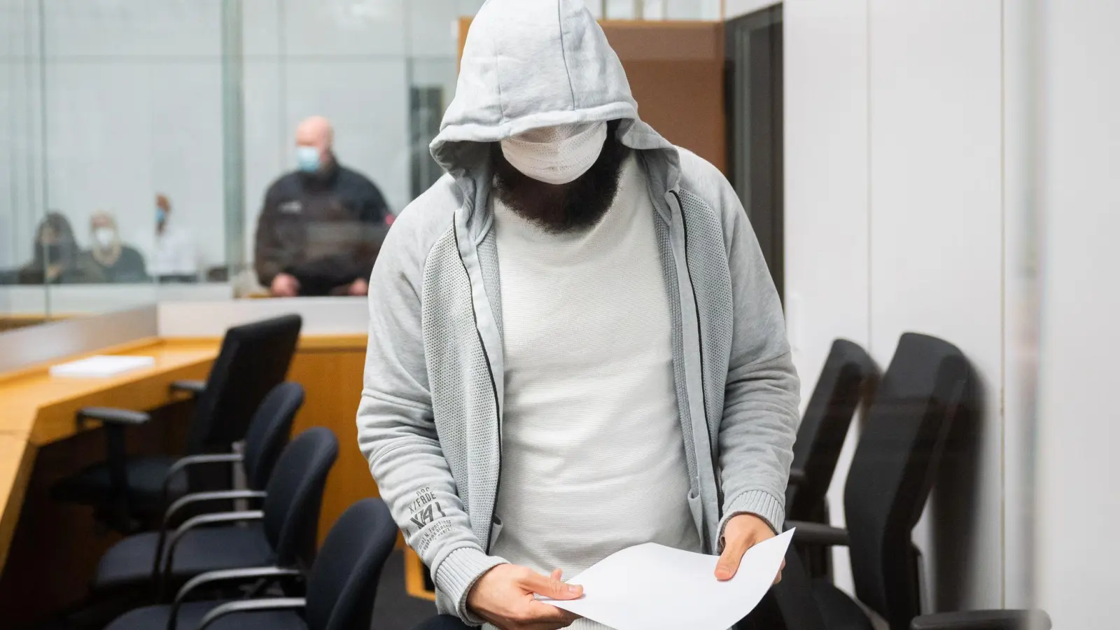Abu Walaa 2021 vor dem Oberlandesgericht Celle - er klagt gegen seine Ausweisung nach seiner Haftentlassung. (Archivfoto) (Foto: Julian Stratenschulte/dpa Pool/dpa)