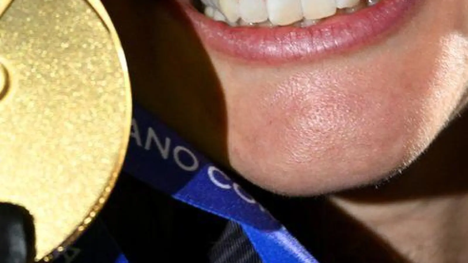 Julia Taubitz jubelt mit ihrer Goldmedaille bei den Olympischen Winterspielen Mailand Cortina 2026. (Foto: Robert Michael/dpa)