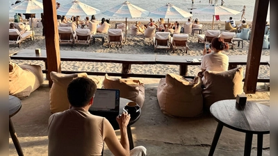 Am Strand von Canggu wird morgens gesurft und dann im Café gearbeitet. (Foto: Carola Frentzen/dpa)