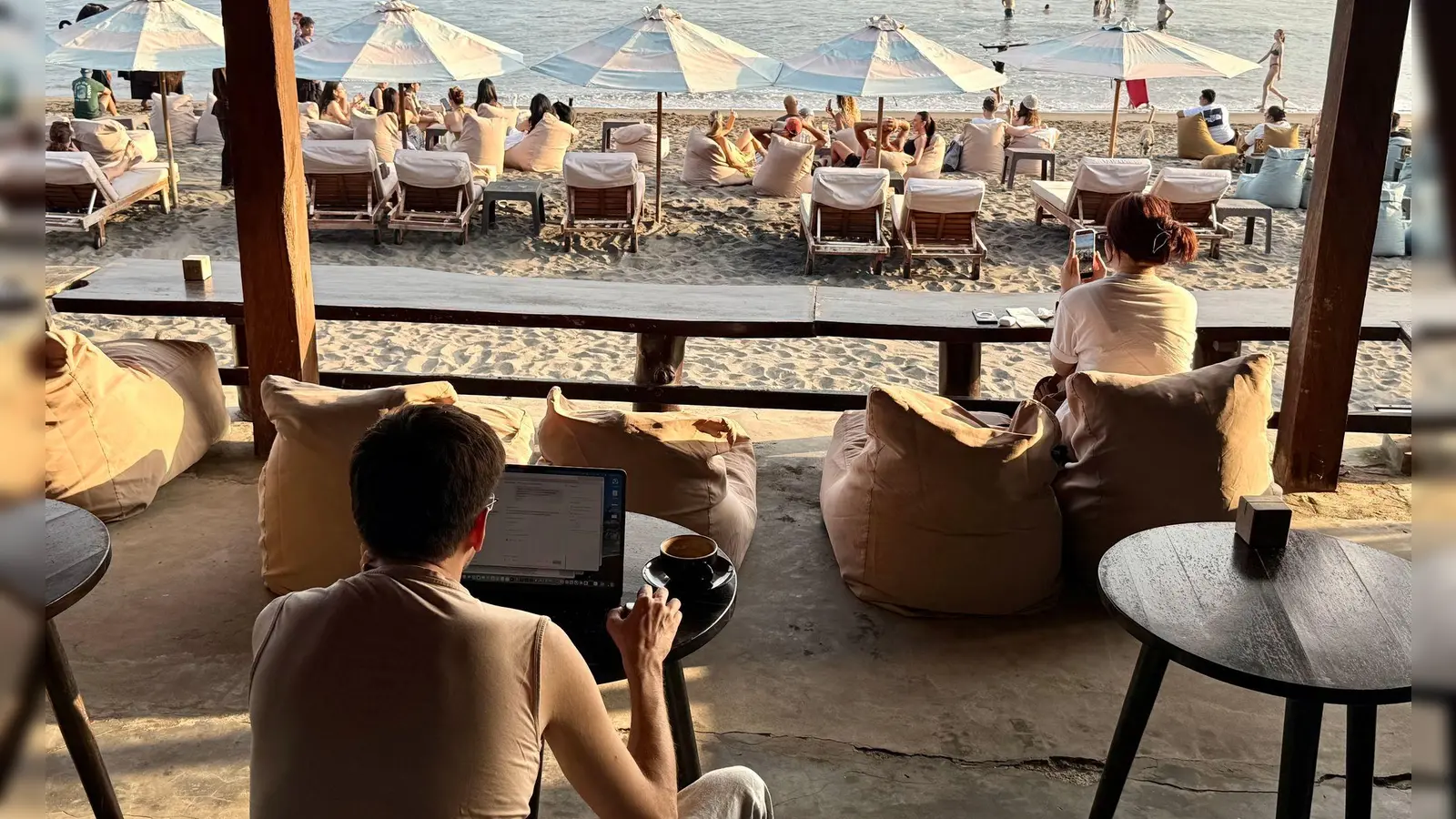 Am Strand von Canggu wird morgens gesurft und dann im Café gearbeitet. (Foto: Carola Frentzen/dpa)