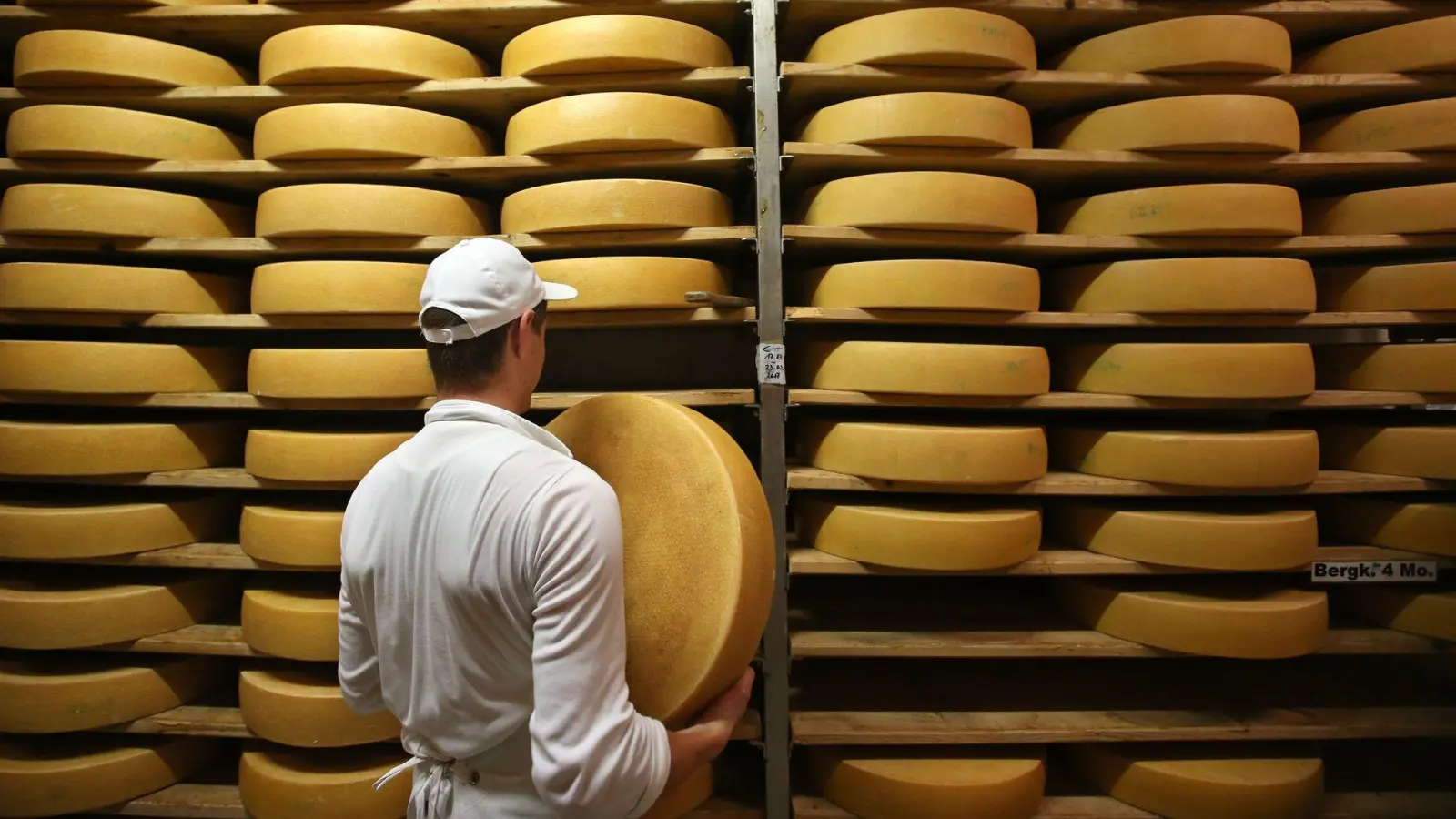 Wer Wert darauf legt, dass der Bergkäse auch tatsächlich von einer Alm kommt, sollte auf das EU-Siegel „geschützte Ursprungsbezeichnung (g. U.)“ achten. (Foto: Karl-Josef Hildenbrand/dpa/dpa-tmn)