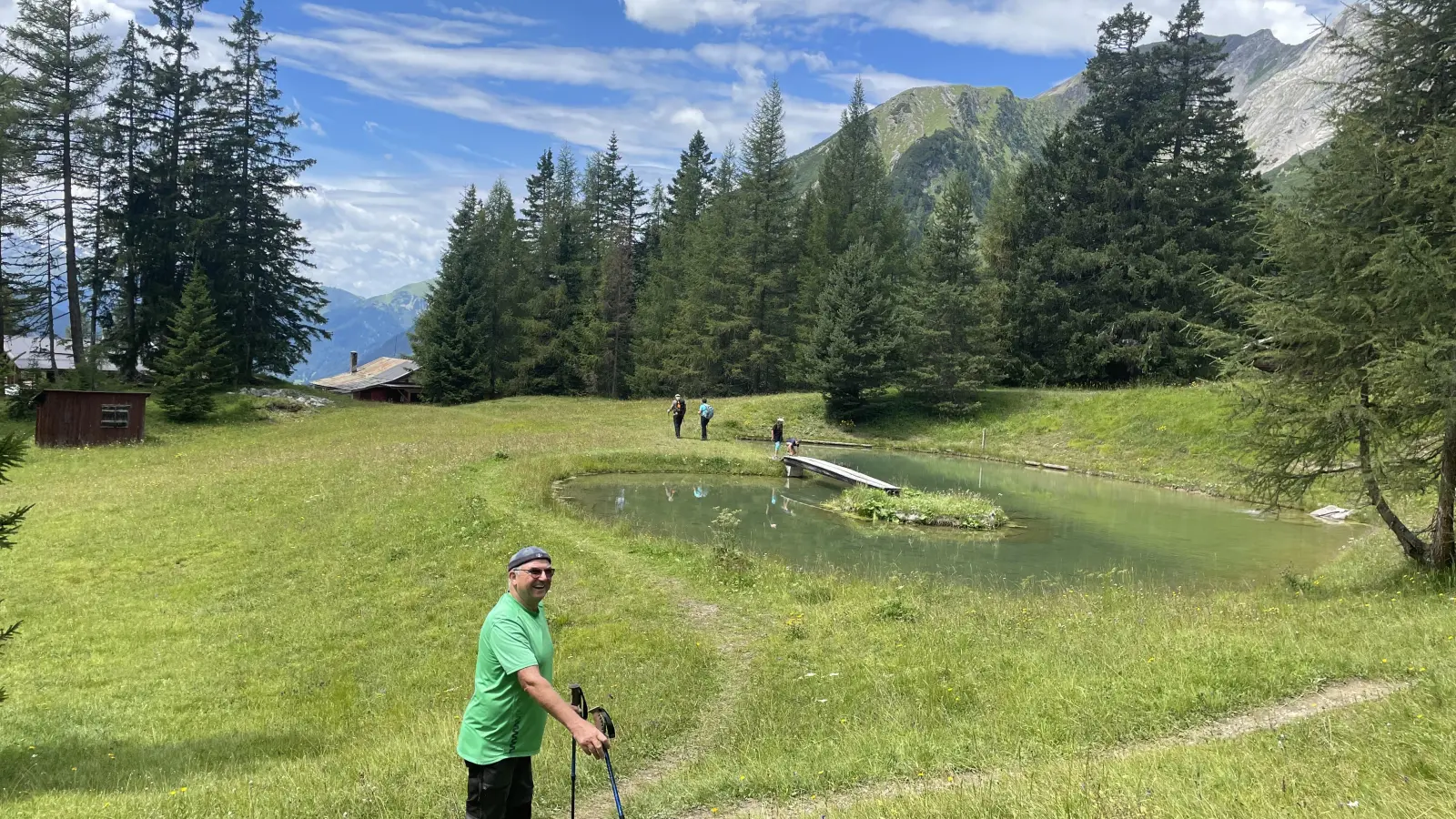 Doch ersteinmal muss man zur Hütte hinauf: Zum Glück gibt es auf dem Weg ein kleines Idyll für die Rast zwischendurch.  (Foto: Jonas Volland)